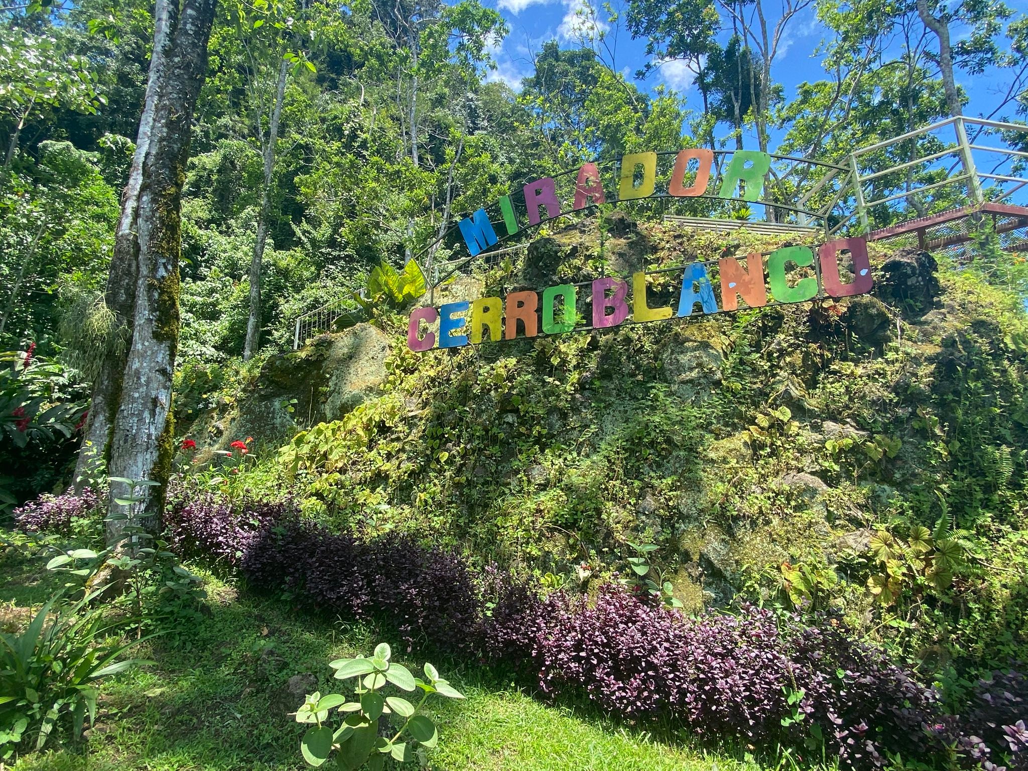 Restaurante, Mirador y Senderos Cerro Blanco