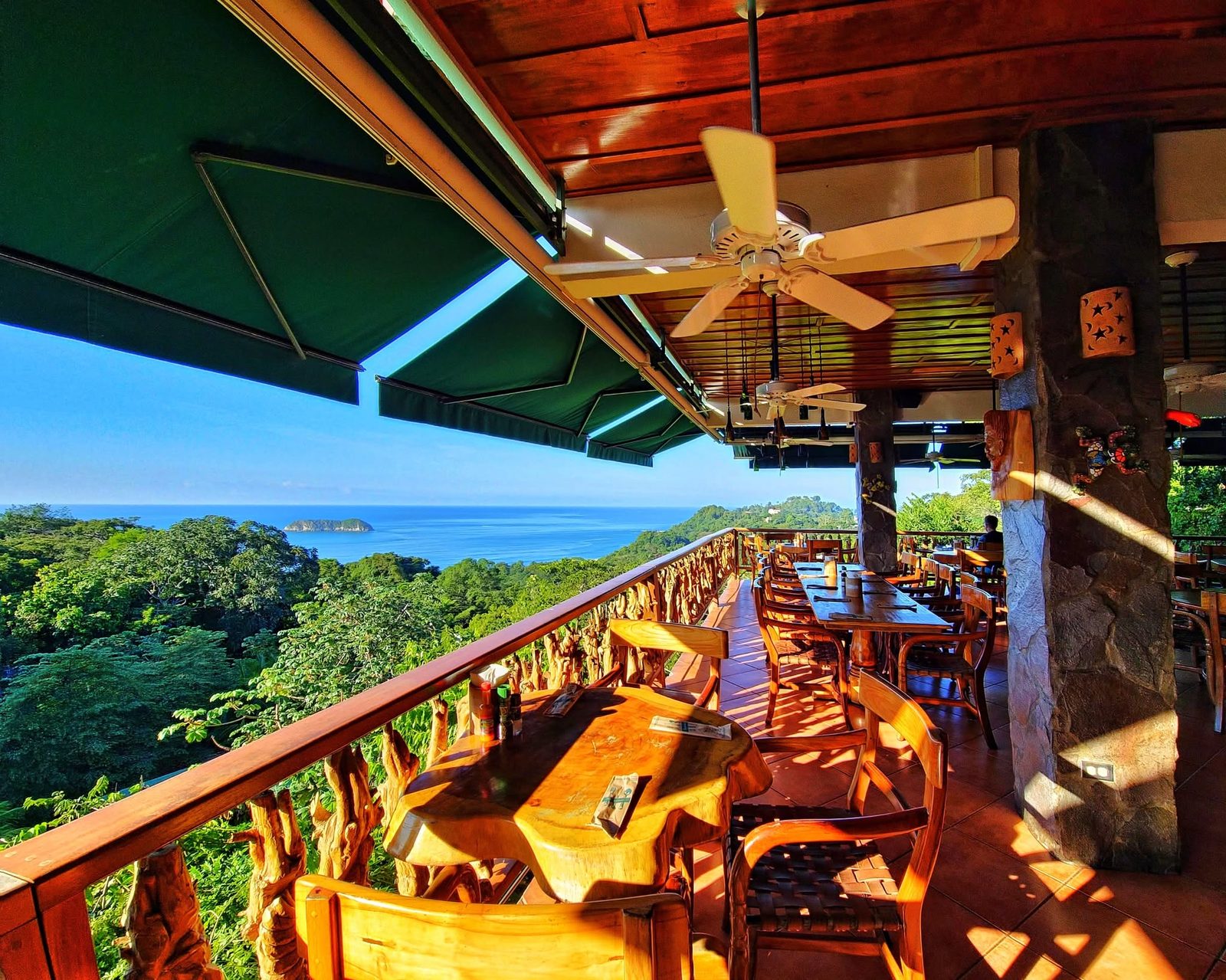 El Avión Bar and Restaurant