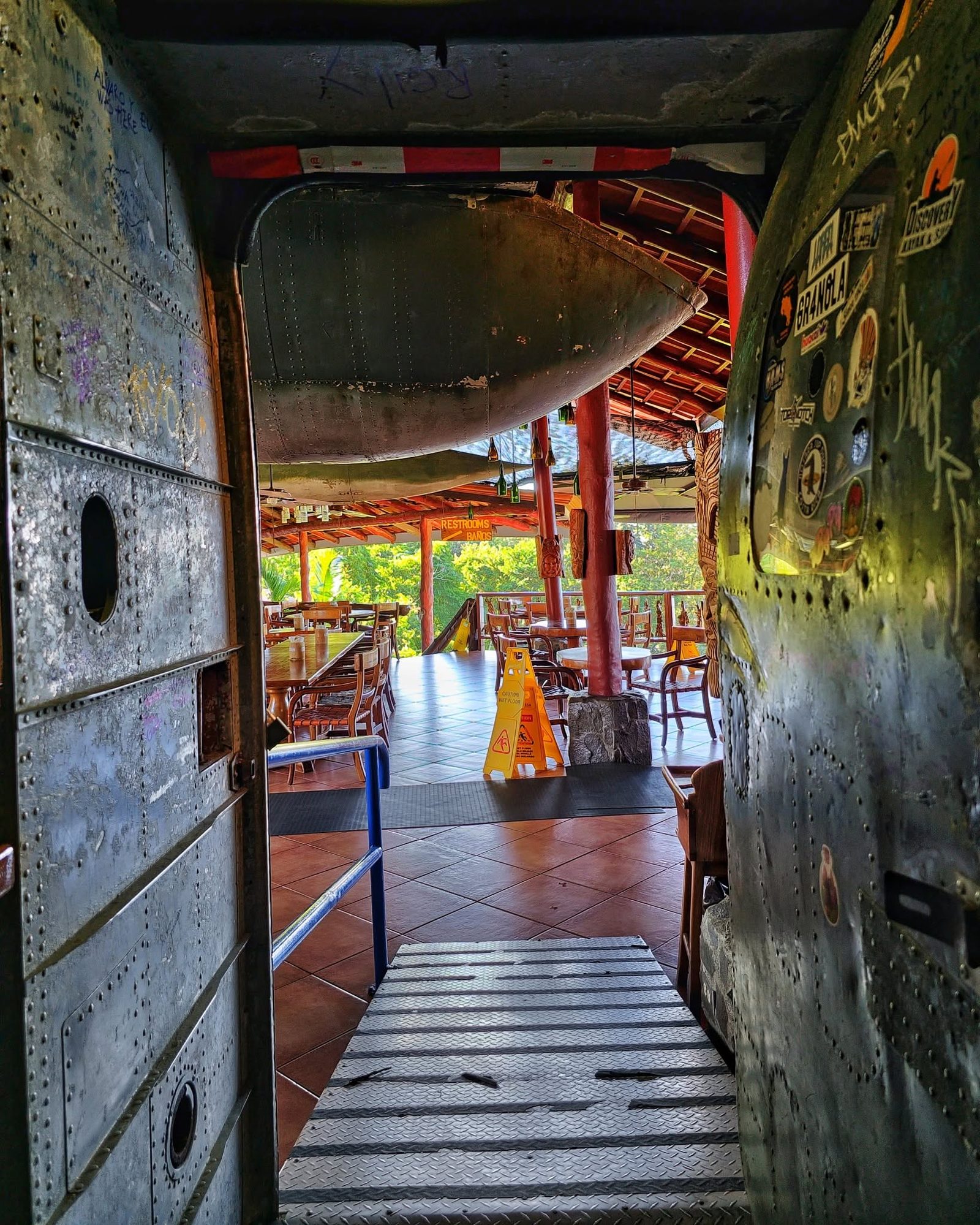 El Avión Bar and Restaurant